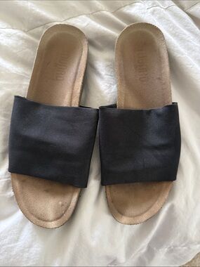 Munro Black Wide-Band Slide Sandals